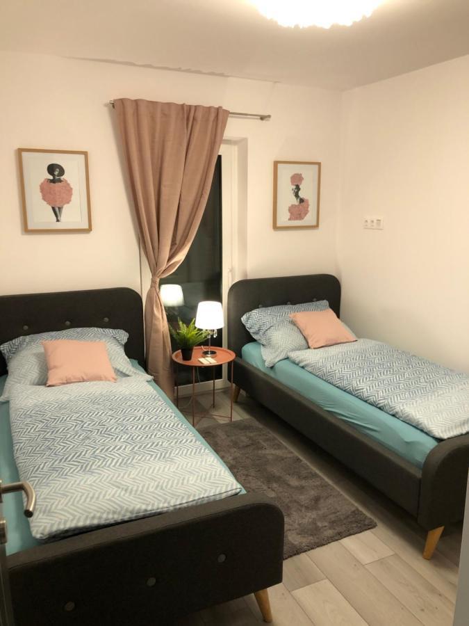 Szeged Gyoengye Delux Apartment Exterior photo